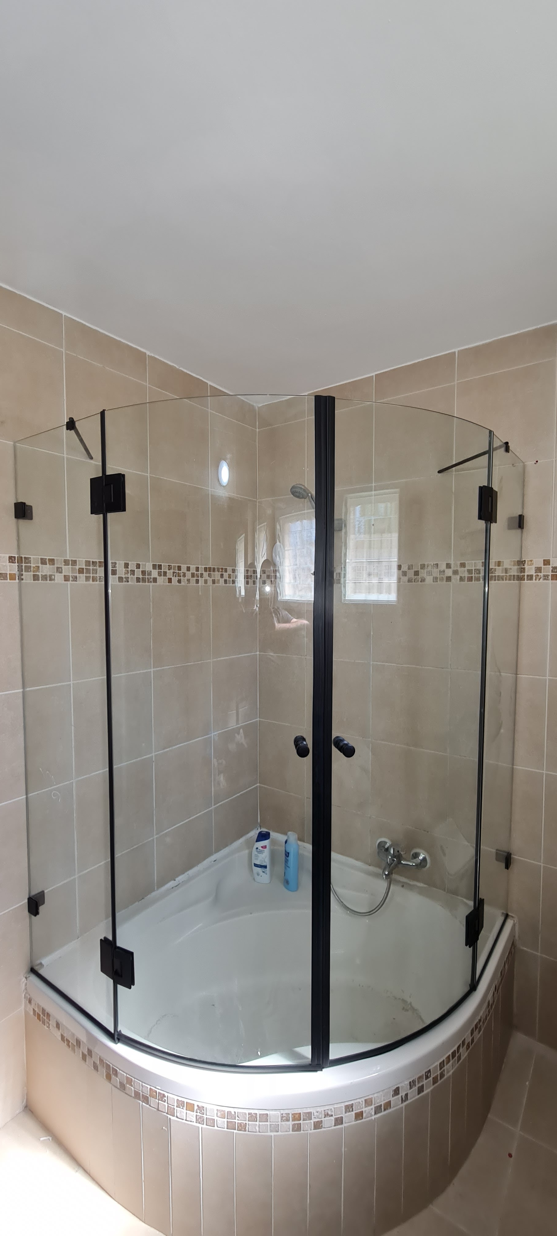 אמבטיון, זכוכית על האמבטיה