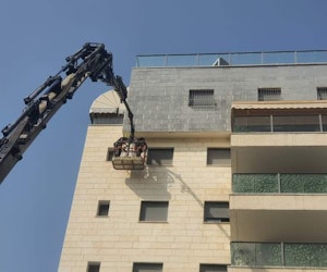 צילום מעבודה של רוני יעקובוב