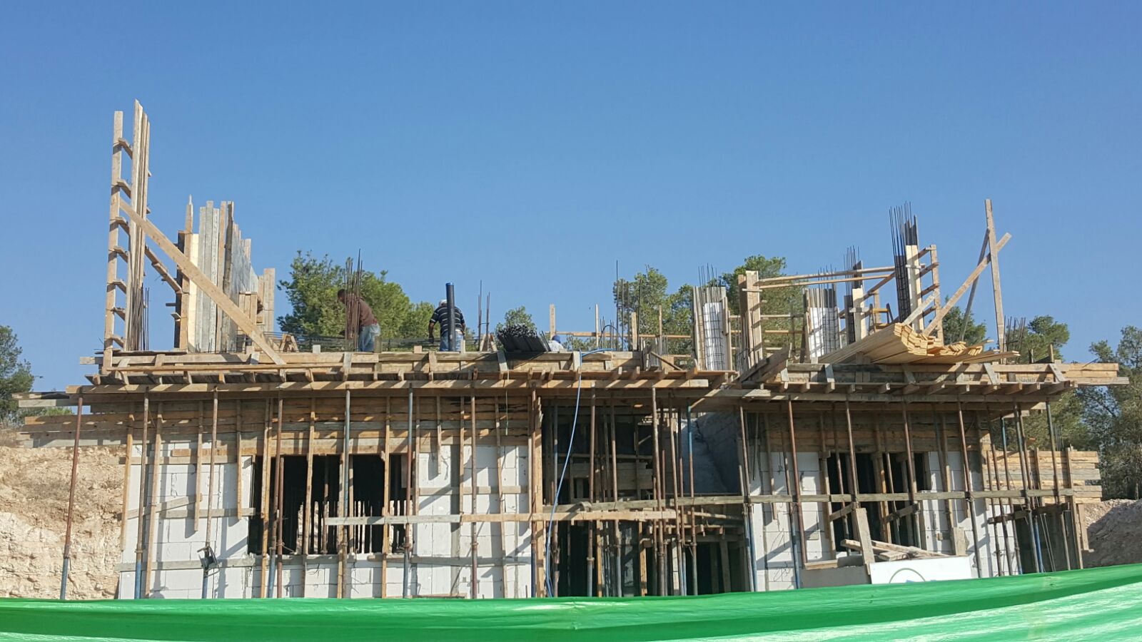 בניית בית בכרמית עם בריכה