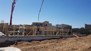 בניית בית בכרמית עם בריכה