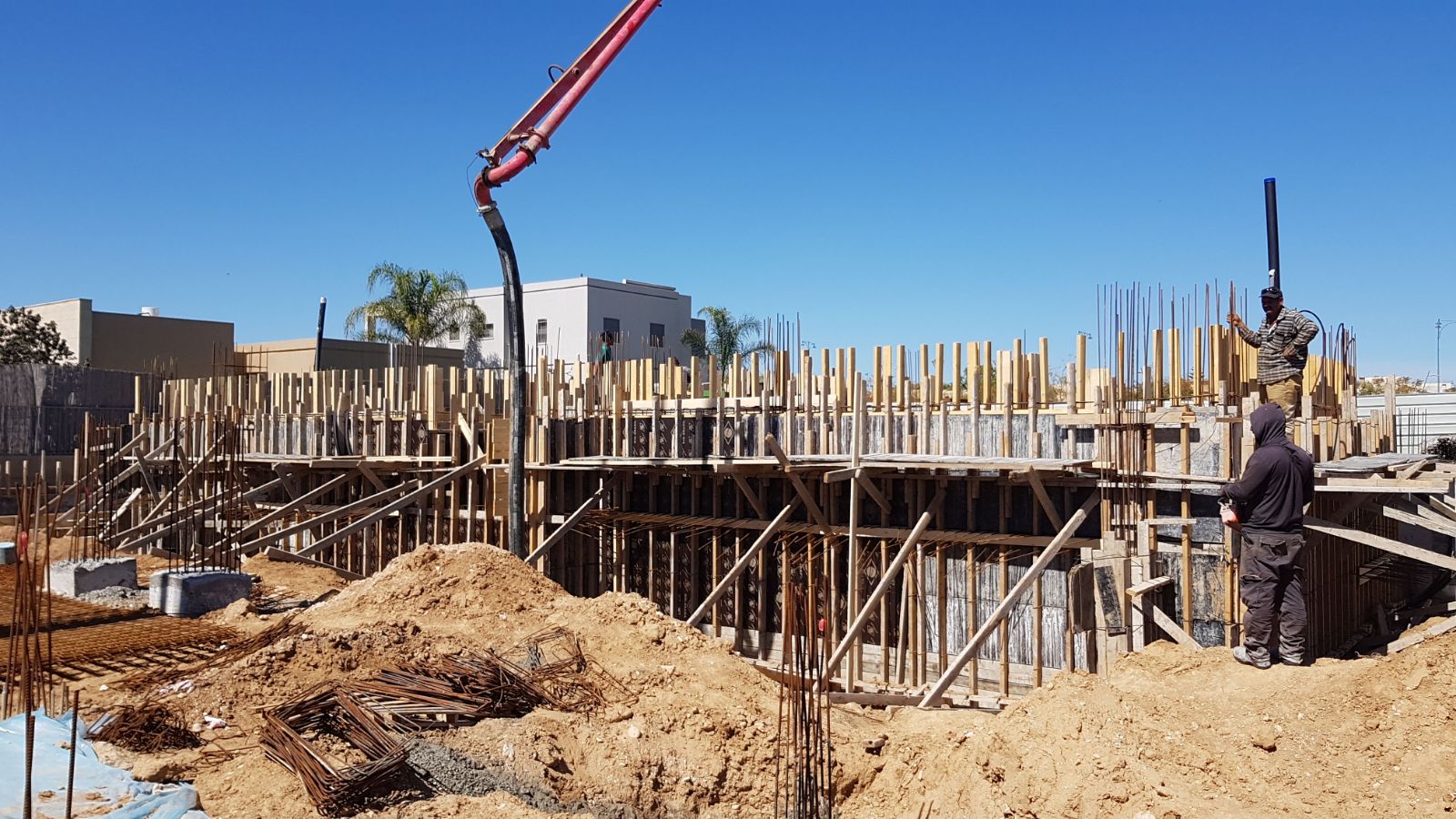 בניית בית בכרמית עם בריכה