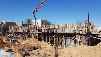 בניית בית בכרמית עם בריכה