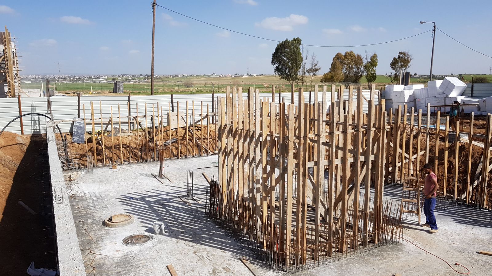 בניית בית בכרמית עם בריכה