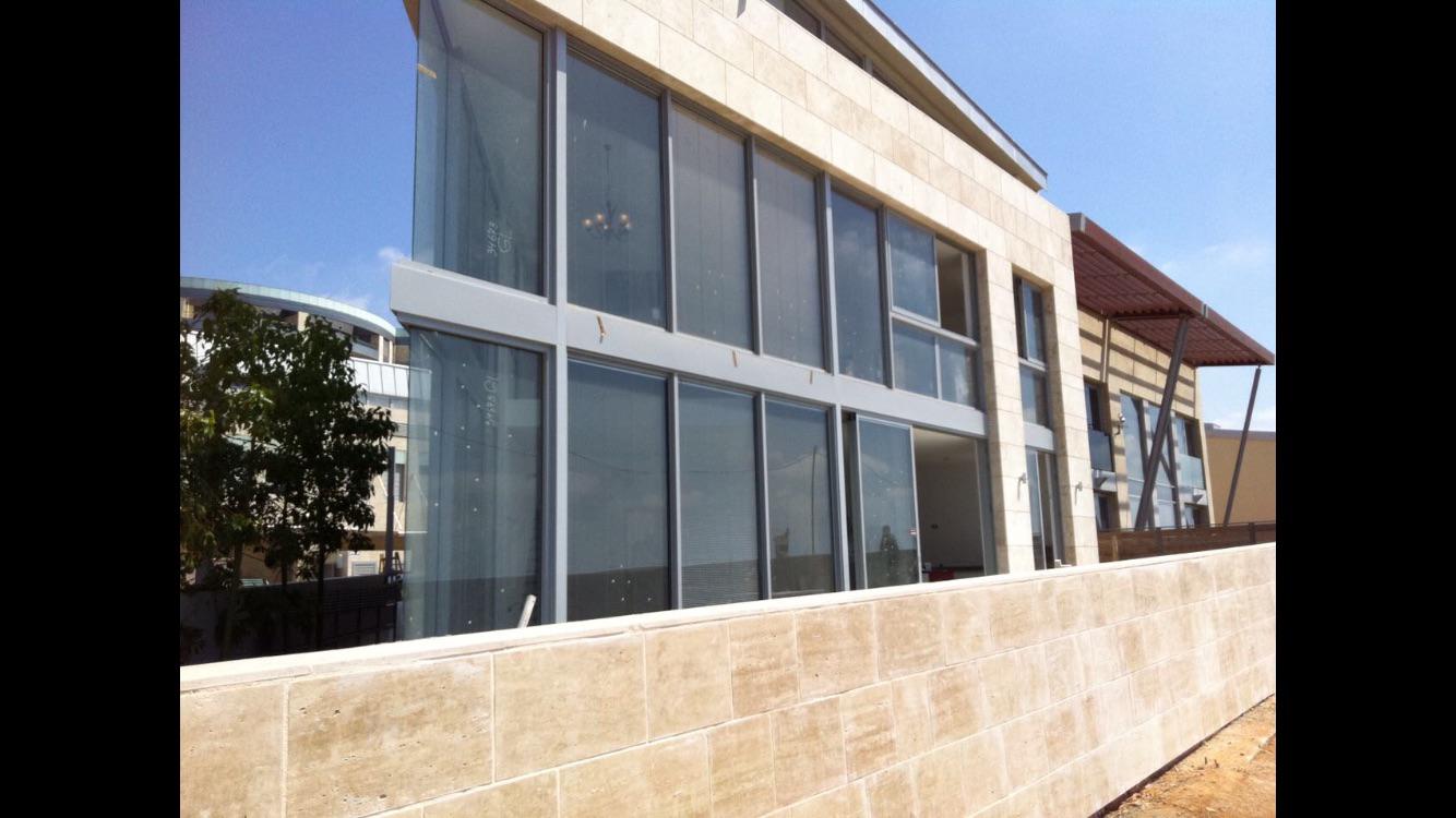 וטרינות ודלתות מאלומניום