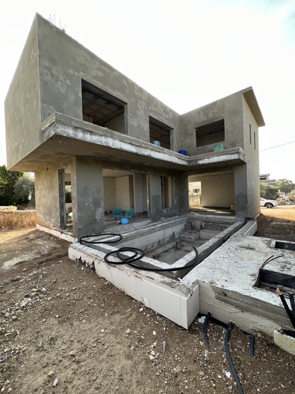 בניית בית ובריכת שחיה