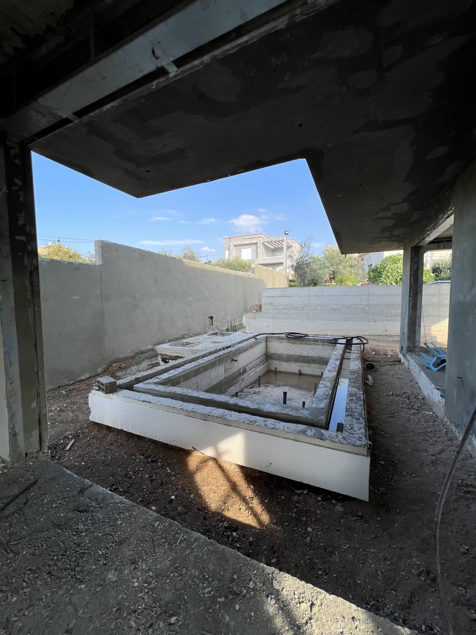 בניית בית ובריכת שחיה