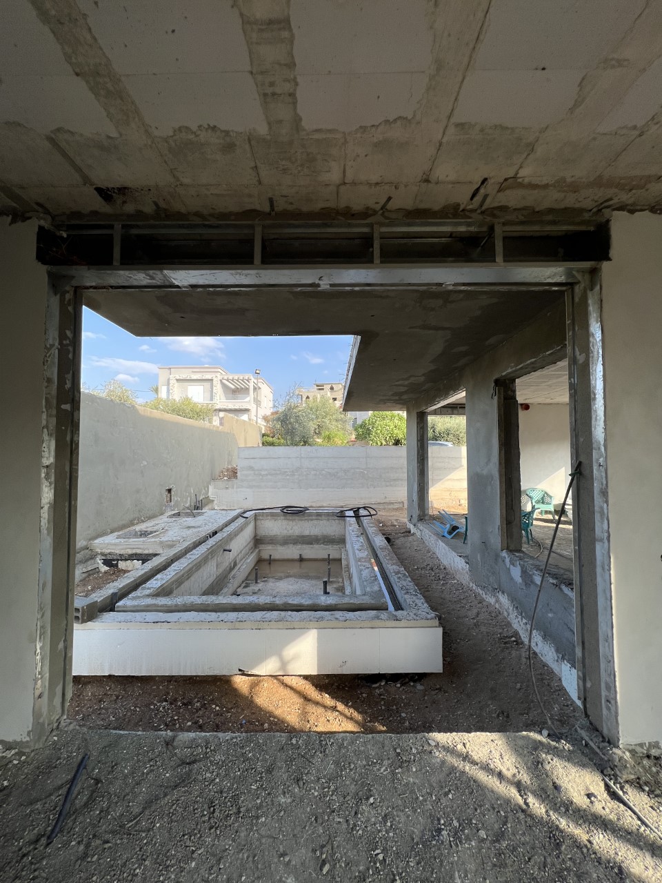 בניית בית ובריכת שחיה