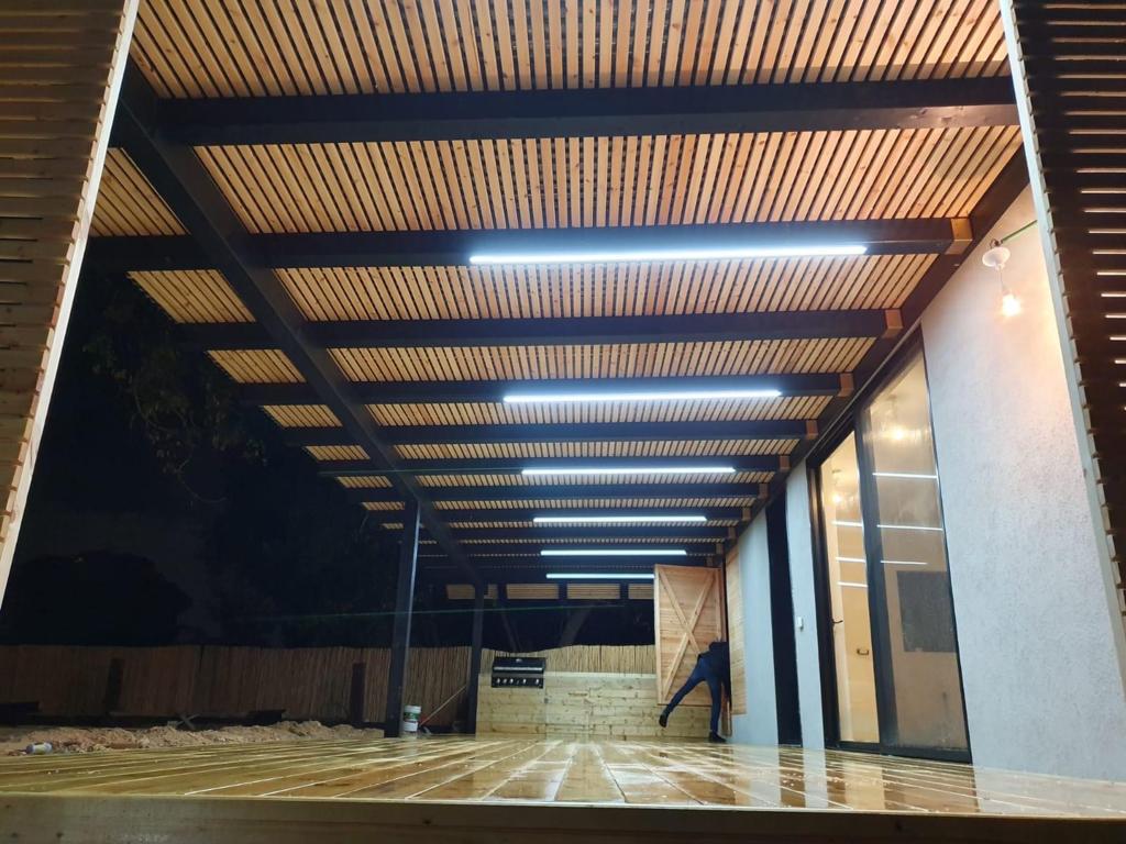 פרגולות אלומניום ועץ