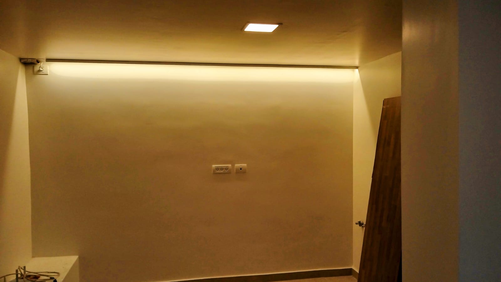 התקנת גופי תאורה וקרניזים