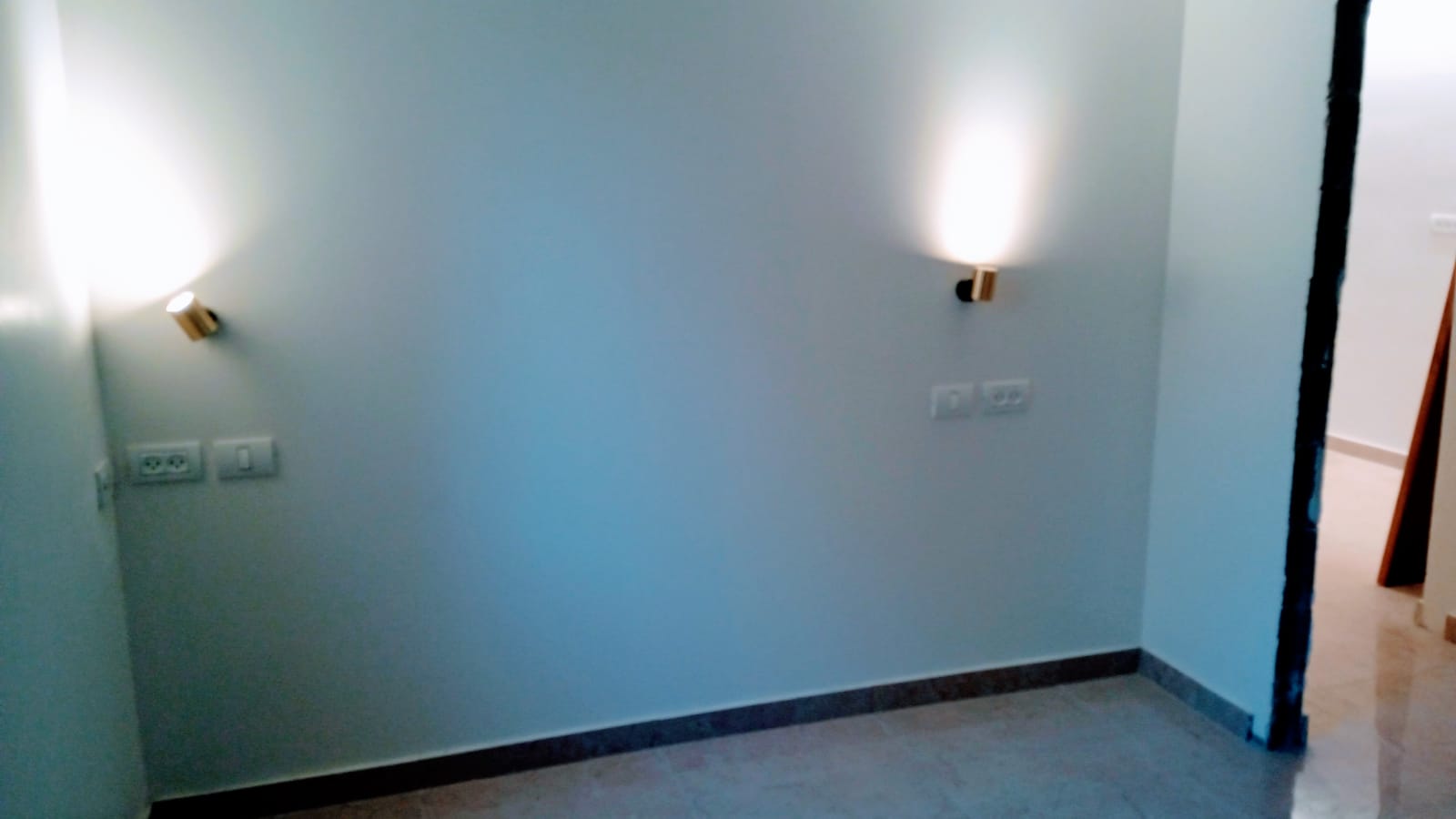 התקנת גופי תאורה וקרניזים