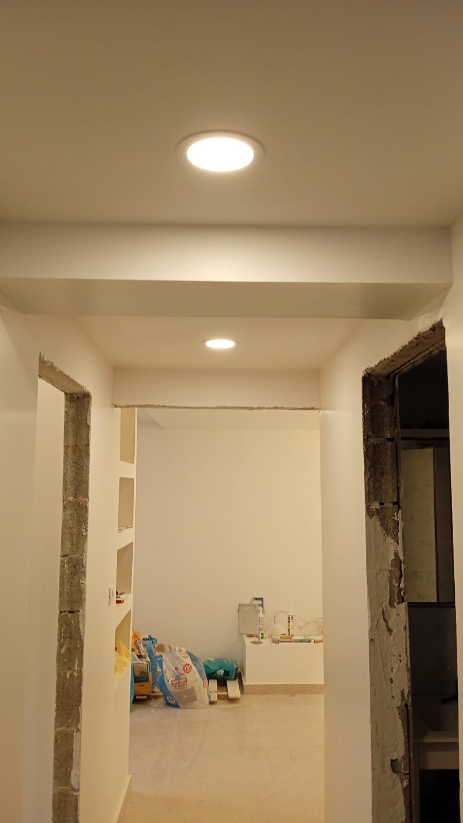 התקנת גופי תאורה וקרניזים