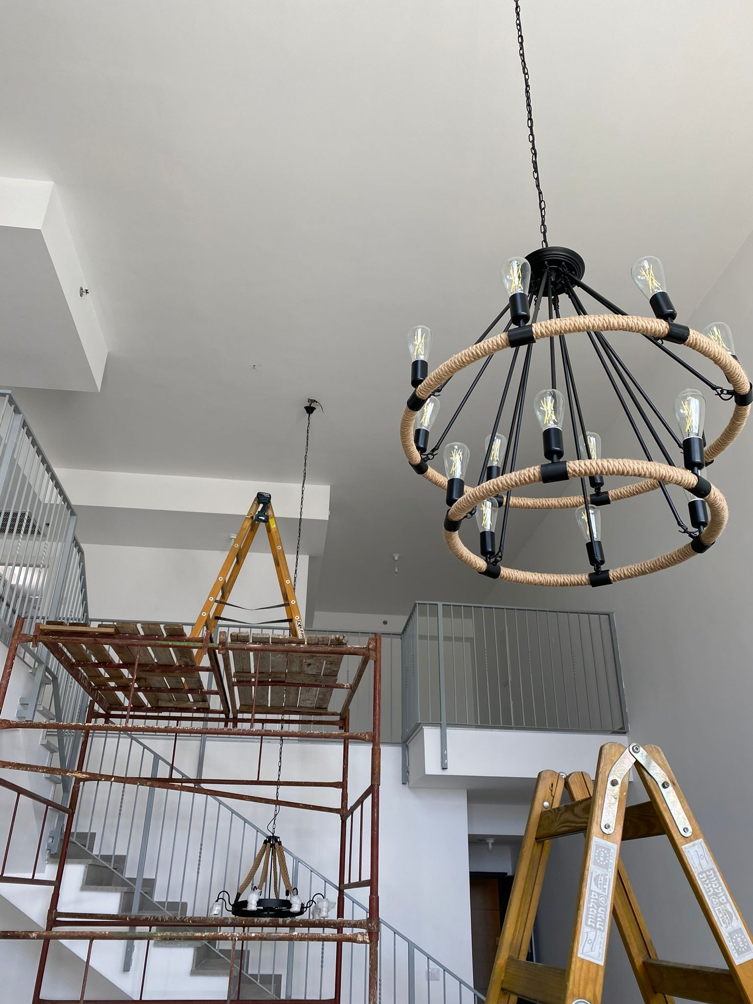 התקנת גופי תאורה