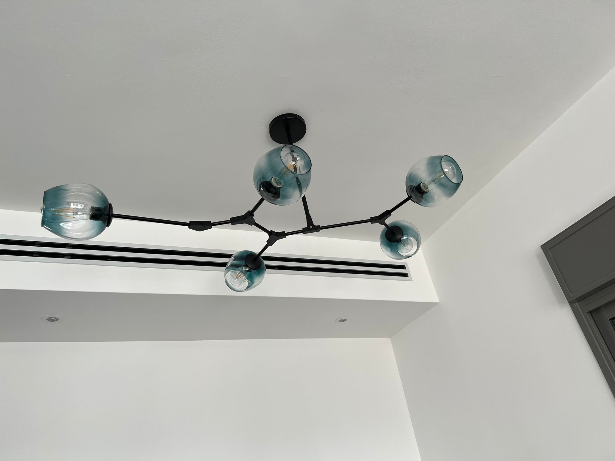 התקנת גופי תאורה