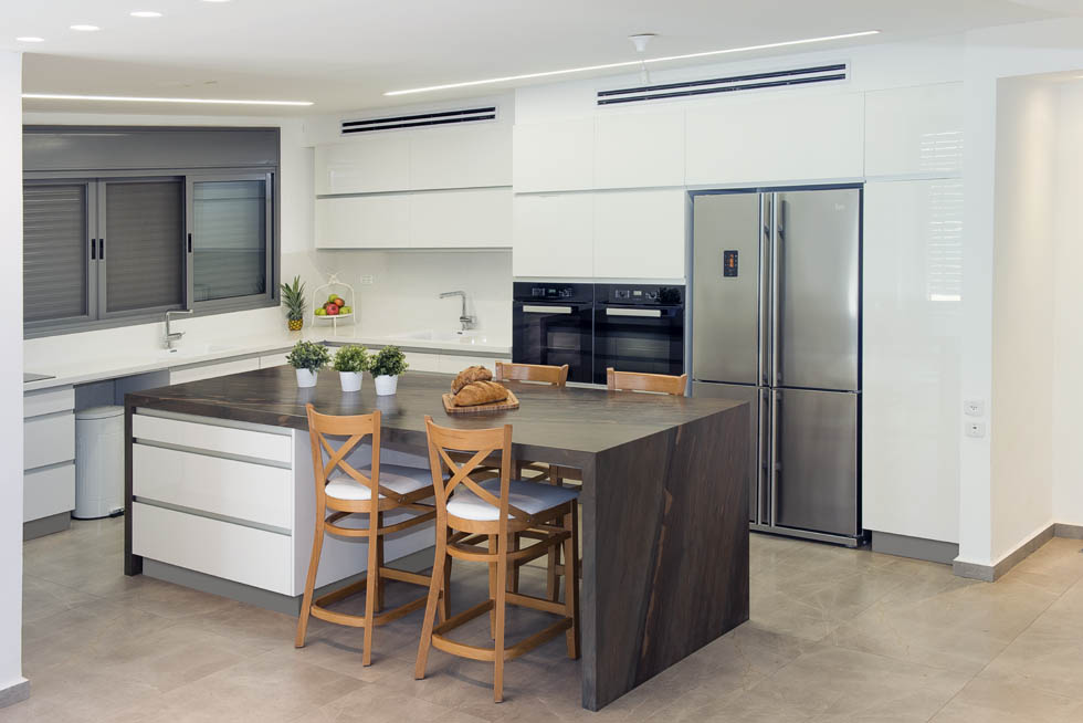 צילום מעבודה של דנית-מטבחים